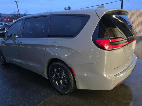 Used 2022 Chrysler Pacifica Limited w/ S Appearance Package image 6
