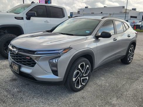 Used 2025 Chevrolet Trax RS w/ Sunroof Package image 3