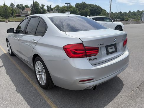 Used 2018 BMW 320i xDrive Sedan AWD/4WD image 4