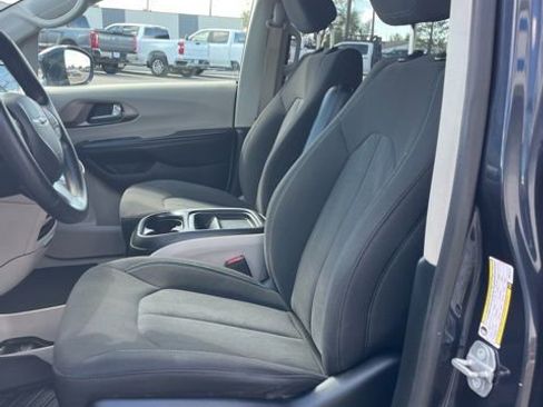 Used 2021 Chrysler Pacifica Touring FWD image 28