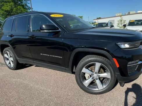 Used 2025 Jeep Grand Cherokee Limited AWD/4WD image 8