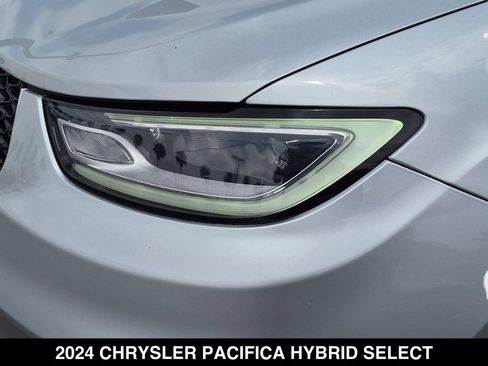 Used 2024 Chrysler Pacifica Limited FWD image 10