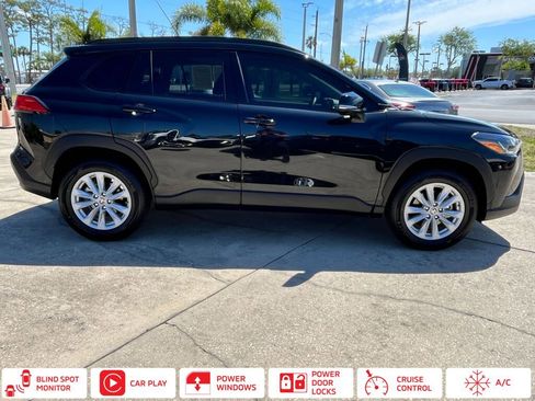 Used 2022 Toyota Corolla Cross LE w/ Moonroof Package FWD image 2