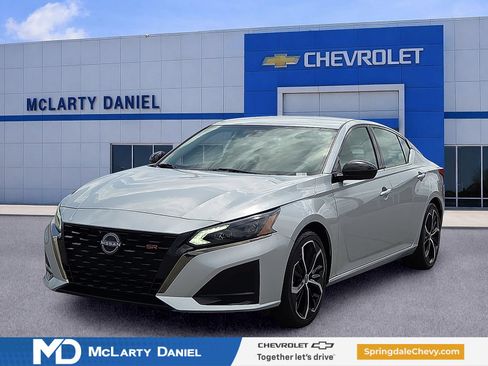 Used 2024 Nissan Altima 2.5 SR FWD image 2