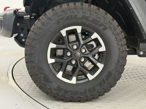 Used 2025 Jeep Gladiator Rubicon w/ Technology Group AWD/4WD image 13
