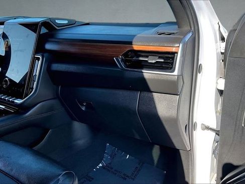 Used 2025 GMC Yukon XL Denali AWD/4WD image 15