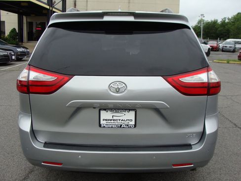 Used 2019 Toyota Sienna XLE w/ XLE Navigation Package FWD image 5