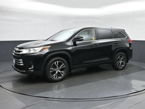 Used 2019 Toyota Highlander Plus AWD/4WD image 3