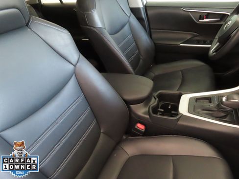 Used 2022 Toyota RAV4 XLE Premium image 27