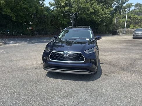 Used 2022 Toyota Highlander Platinum AWD/4WD image 2