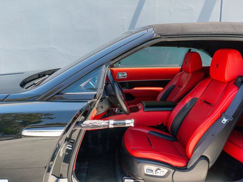 Used 2019 Rolls-Royce Dawn RWD image 60