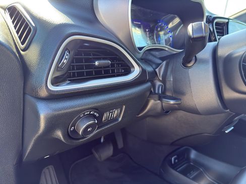 Used 2025 Chrysler Pacifica Select image 14