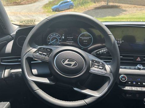 New 2025 Hyundai Elantra Limited image 23