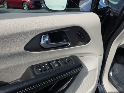Used 2022 Chrysler Pacifica Touring-L image 12