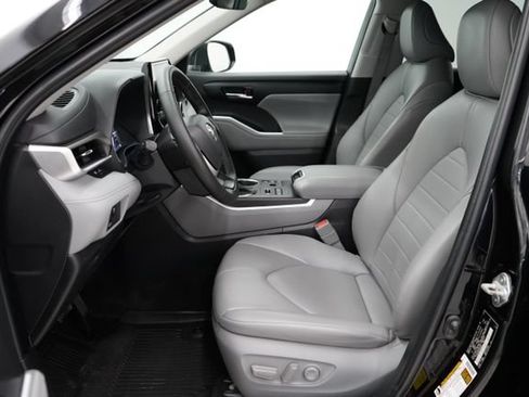 Used 2023 Toyota Highlander XLE AWD/4WD image 12