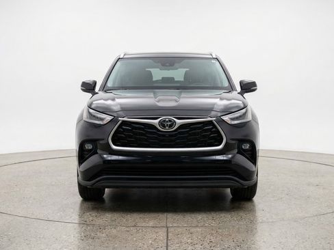 Used 2025 Toyota Highlander LE image 2