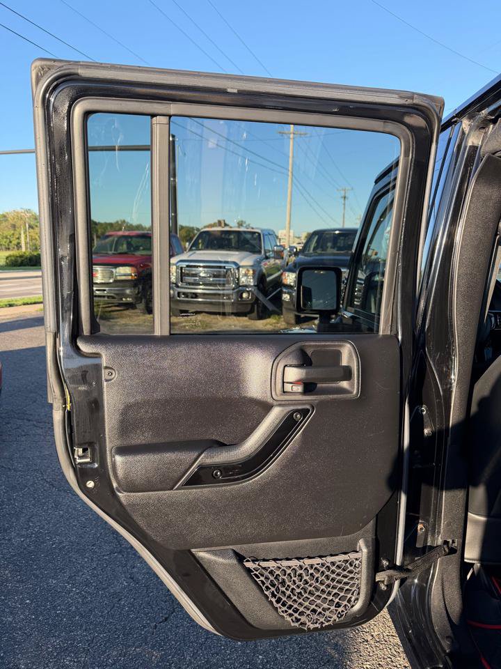 Used 2015 Jeep Wrangler Unlimited Sahara AWD/4WD image 15