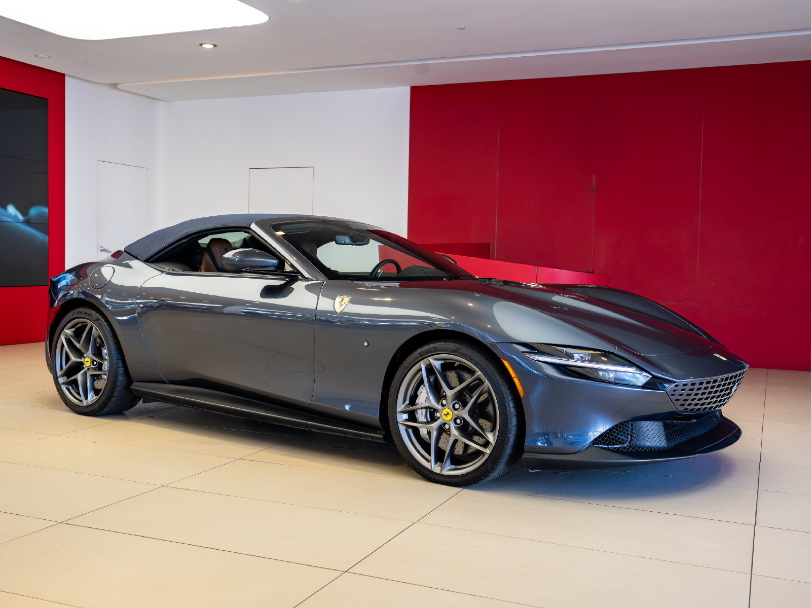 Used 2025 Ferrari Roma Spider RWD image 31