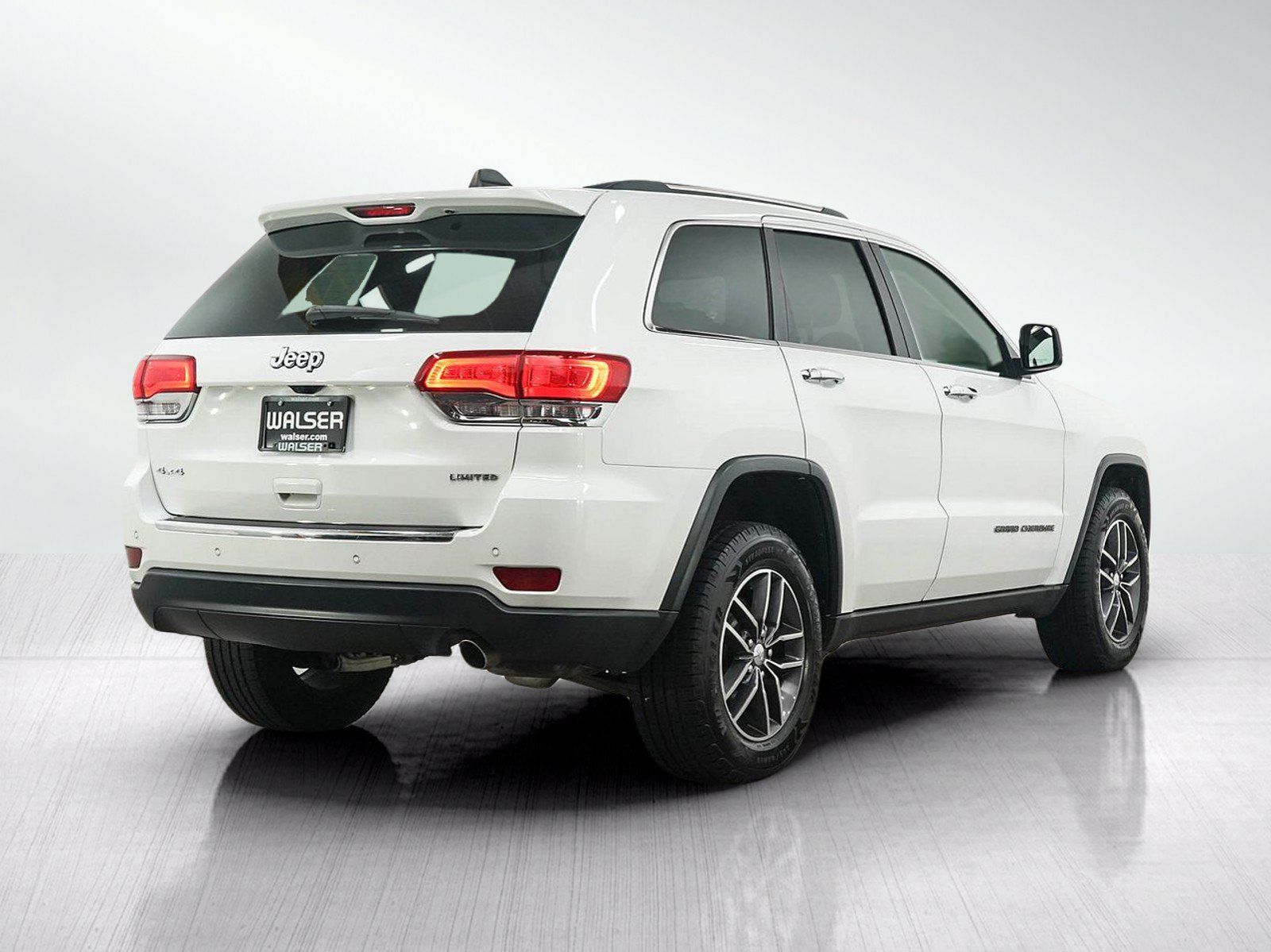 Used 2017 Jeep Grand Cherokee Limited AWD/4WD image 5
