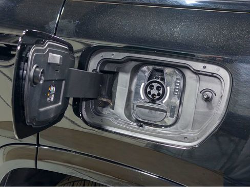 Used 2025 Jeep Wagoneer S Launch Edition image 5