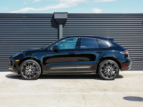 Certified 2025 Porsche Macan image 2