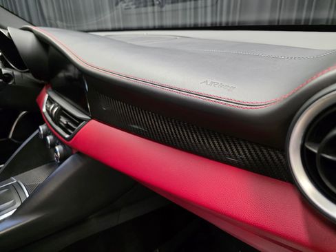 Used 2017 Alfa Romeo Giulia Quadrifoglio image 4