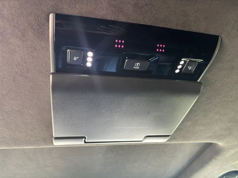 Used 2017 Cadillac Escalade Platinum AWD/4WD image 18