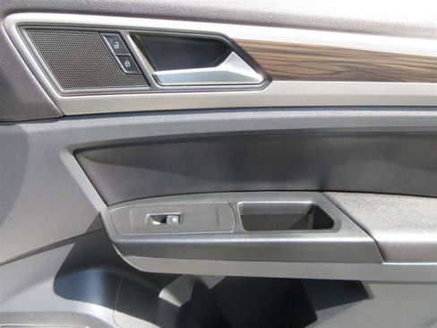 Used 2021 Volkswagen Atlas SE image 28