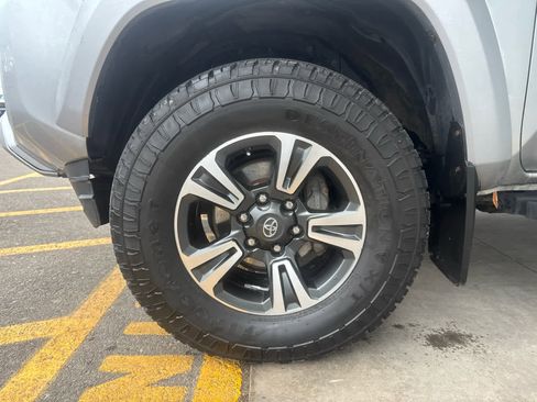 Used 2018 Toyota Tacoma TRD Sport image 7