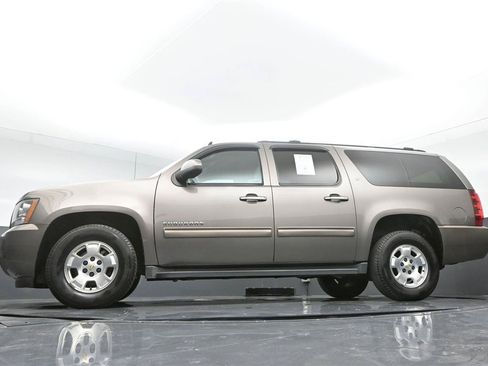 Used 2013 Chevrolet Suburban LT RWD image 36