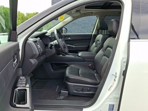 Certified 2023 Nissan Pathfinder SL w/ SL Premium Package AWD/4WD image 17