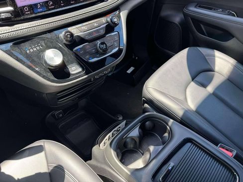 Used 2024 Chrysler Pacifica Limited FWD image 32