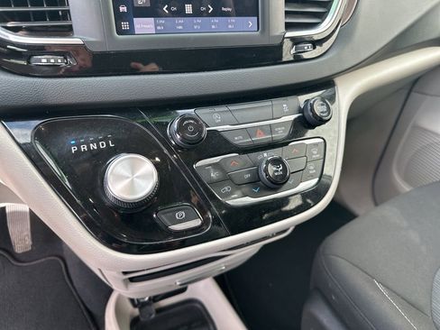Used 2023 Chrysler Voyager LX image 21