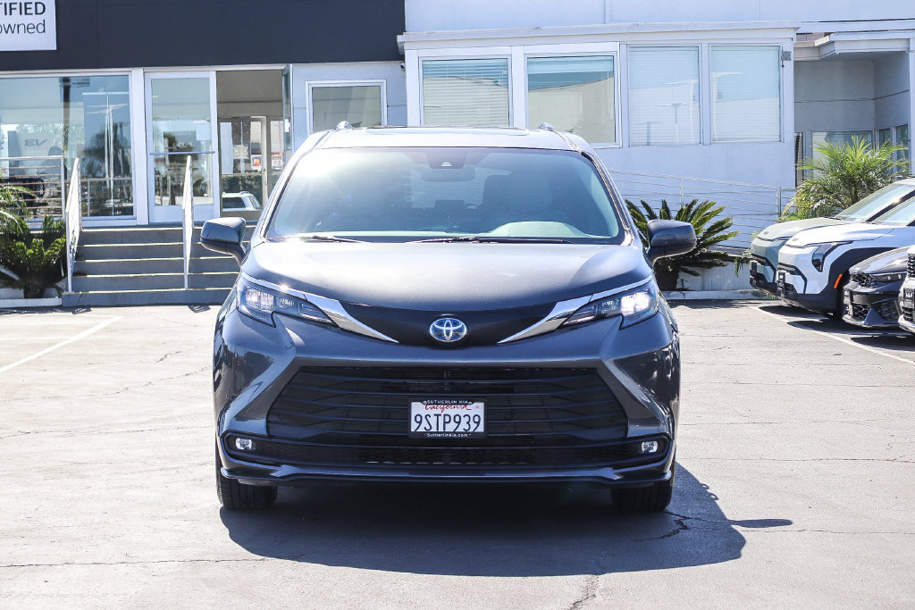 Used 2025 Toyota Sienna XLE FWD image 2