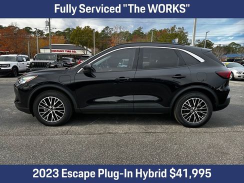 Used 2023 Ford Escape SE image 2