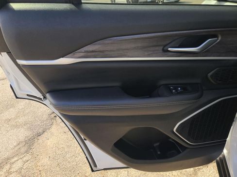 Used 2023 Jeep Grand Cherokee Limited image 13