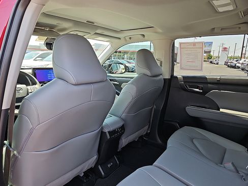 Certified 2026 Toyota Highlander XLE AWD/4WD image 9