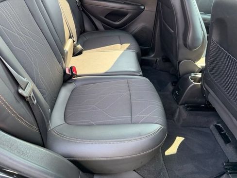 Used 2020 Chevrolet Trax LT w/ LT Convenience Package FWD image 9
