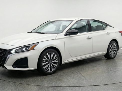 Used 2025 Nissan Altima 2.5 SV FWD image 3
