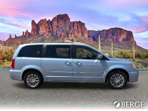 Used 2013 Chrysler Town & Country Touring-L w/ Driver Convenience Group FWD image 9