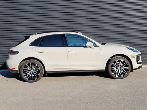 Certified 2025 Porsche Macan image 8