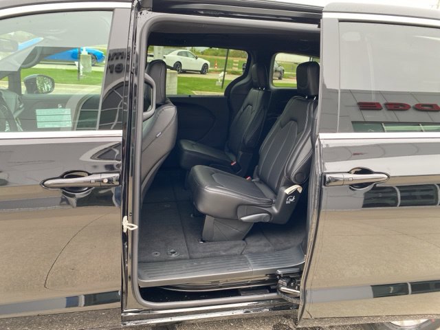 New 2027 Chrysler Pacifica Select FWD image 14