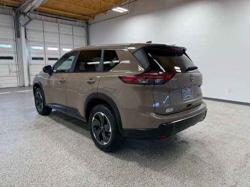 Used 2024 Nissan Rogue SV image 2
