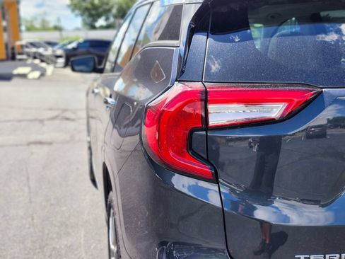 Used 2022 GMC Terrain Denali w/ Denali Premium Package AWD/4WD image 9