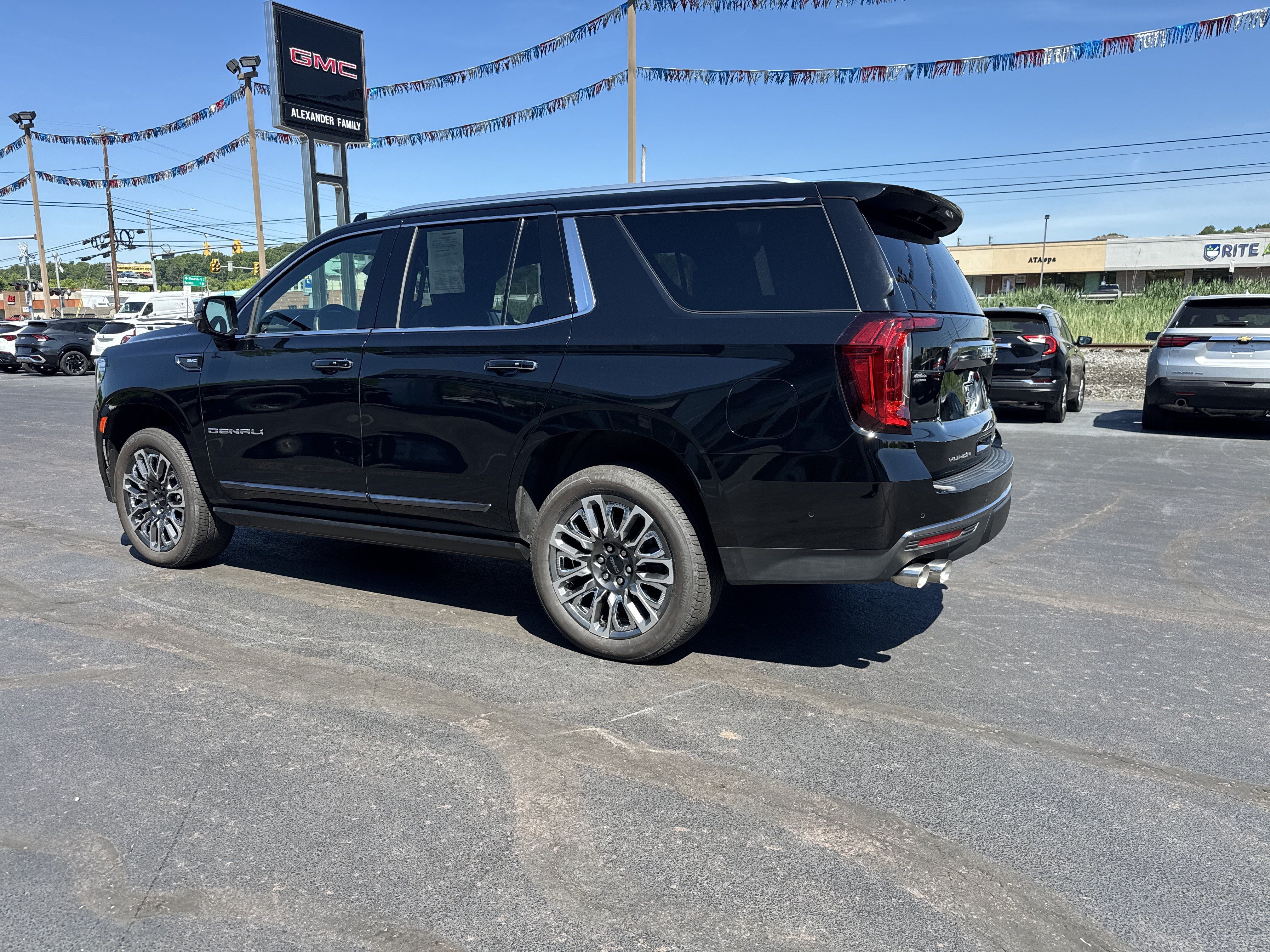 Used 2023 GMC Yukon Denali Ultimate AWD/4WD image 6
