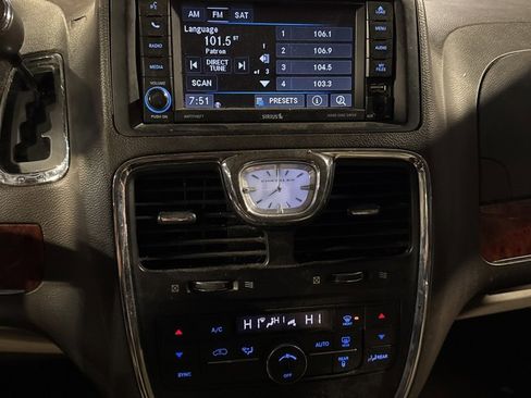 Used 2016 Chrysler Town & Country Touring image 23