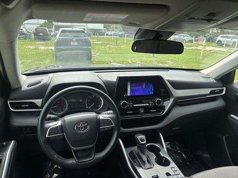 Used 2025 Toyota Highlander LE FWD image 36