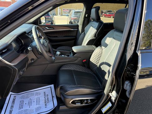 Used 2022 Jeep Grand Cherokee L Summit w/ Luxury Tech Group V AWD/4WD image 11