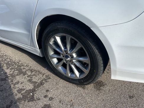 Used 2017 Ford Fusion SE w/ Fusion SE Technology Package image 12