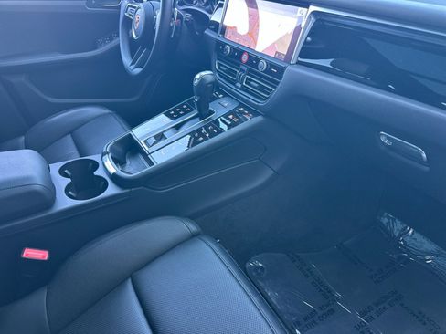Certified 2026 Porsche Macan AWD/4WD image 16